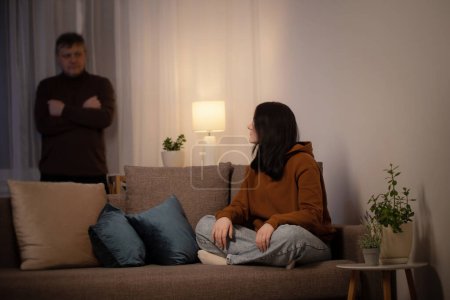 Foto de Padre e hija adolescente en la sala de estar por la noche, concepto de problemas en la familia - Imagen libre de derechos