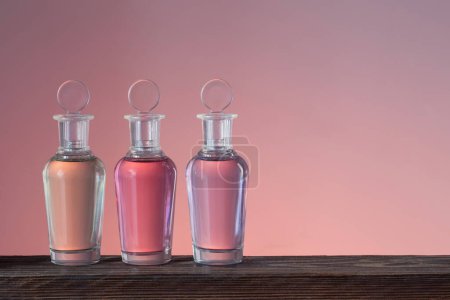 Téléchargez les photos : Bouteille avec potion magique sur fond rose - en image libre de droit