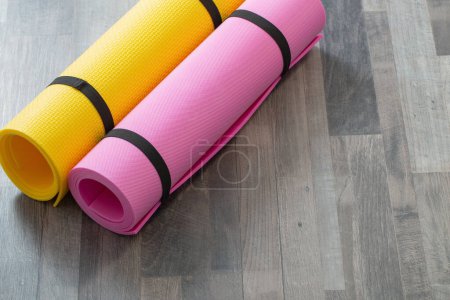 Téléchargez les photos : Deux tapis de fitness sur le sol en bois à la maison - en image libre de droit