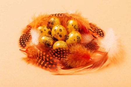 Téléchargez les photos : Oeufs de caille dorée de Pâques sur fond pastel - en image libre de droit