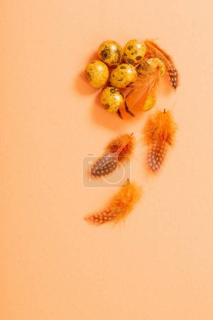 Foto de Huevos de codorniz dorados de Pascua sobre fondo pastel - Imagen libre de derechos