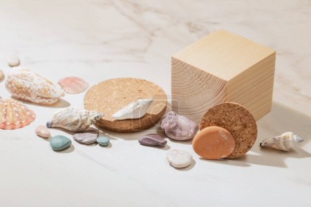 Téléchargez les photos : Podium en bois avec pierres de mer sur fond de marbre - en image libre de droit