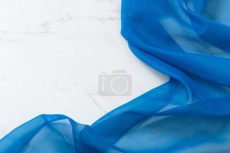 Foto de Tela azul sobre fondo de mármol blanco - Imagen libre de derechos