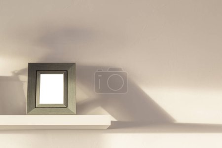 Foto de Marco sobre estante de madera blanco sobre fondo blanco - Imagen libre de derechos