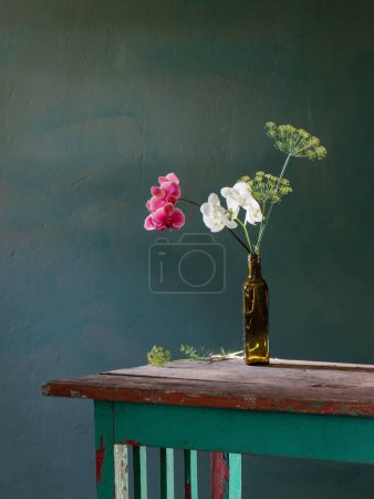 Foto de Inusual ramo de eneldo y orquídea sobre fondo antiguo vintage - Imagen libre de derechos