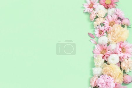Foto de Marco de flores sobre fondo verde - Imagen libre de derechos
