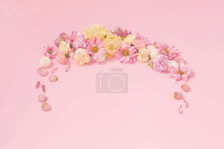 Téléchargez les photos : Belles fleurs sur fond rose - en image libre de droit