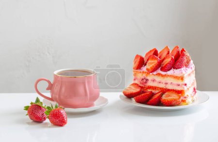 Foto de Taza de café rosa y pastel de fresa sobre fondo blanco - Imagen libre de derechos