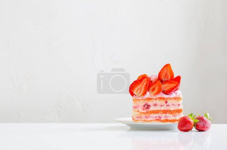 Foto de Pastel de fresa rosa en la mesa blanca - Imagen libre de derechos
