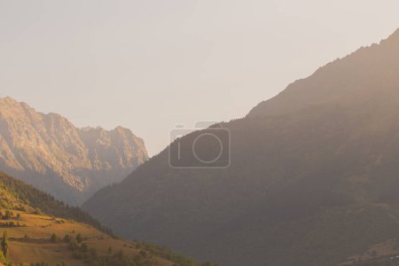 Téléchargez les photos : Matin dans les montagnes pour et la lumière du soleil - en image libre de droit