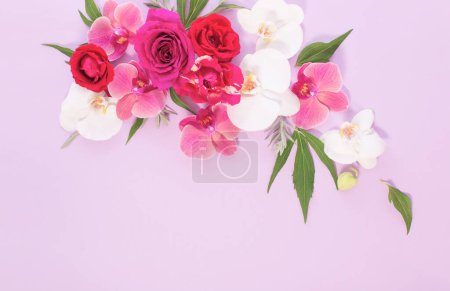 Foto de Patrón de flores de verano sobre fondo de papel de color - Imagen libre de derechos