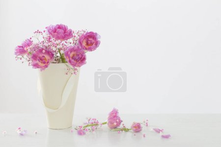 Téléchargez les photos : Bouquet de tulipes roses et gypsophila sur table blanche - en image libre de droit