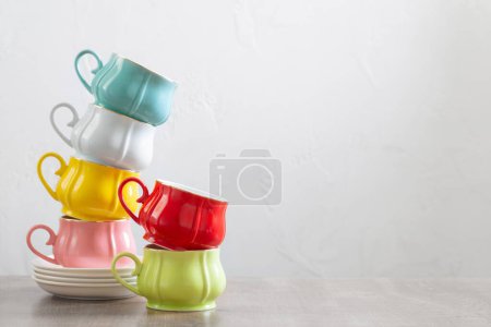 Téléchargez les photos : Groupe de différentes tasses sur table en bois sur fond blanc - en image libre de droit