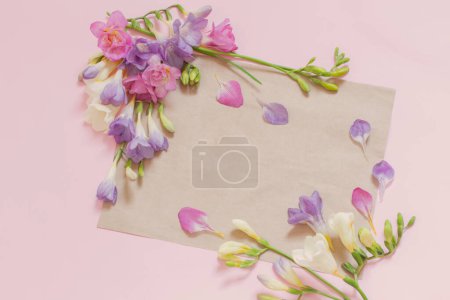 Téléchargez les photos : Fond vintage avec des fleurs de freesia - en image libre de droit