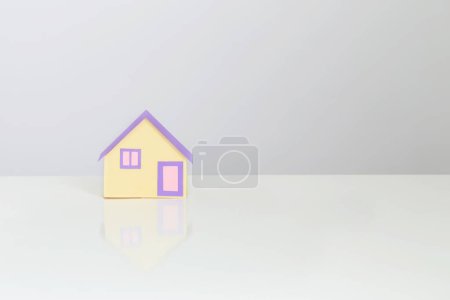 Foto de Pequeña casa de papel sobre fondo blanco - Imagen libre de derechos