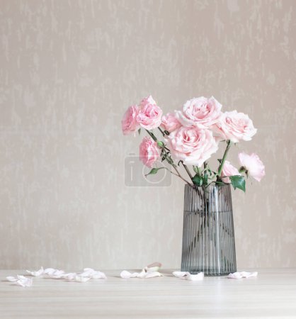 Téléchargez les photos : Nature morte avec des roses roses dans un vase en verre - en image libre de droit