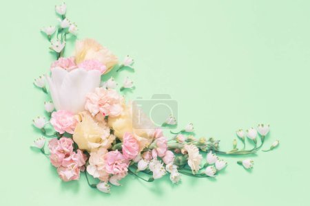 Téléchargez les photos : Belles fleurs printanières sur fond vert - en image libre de droit