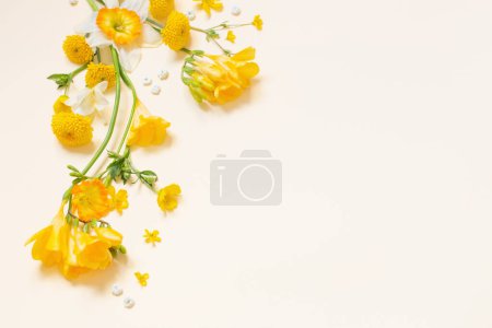 Foto de Flores amarillas sobre fondo de papel amarillo - Imagen libre de derechos