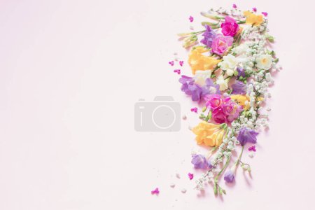 Téléchargez les photos : Fleurs de printemps sur fond rose pastel - en image libre de droit
