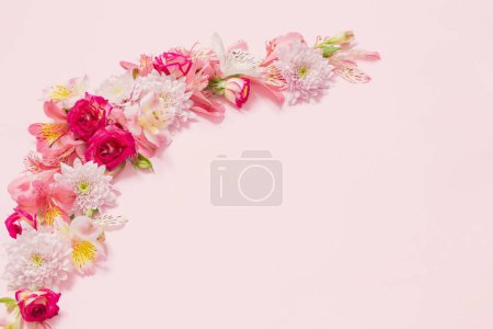 Foto de Alstroemeriay crisantemos flores sobre fondo rosa - Imagen libre de derechos