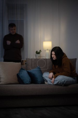Foto de Padre e hija adolescente en la sala de estar por la noche, concepto de problemas en la familia - Imagen libre de derechos