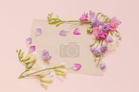 Téléchargez les photos : Fond vintage avec des fleurs de freesia - en image libre de droit