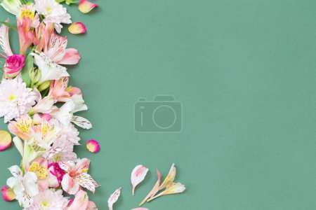 Foto de Flores de verano sobre fondo verde - Imagen libre de derechos