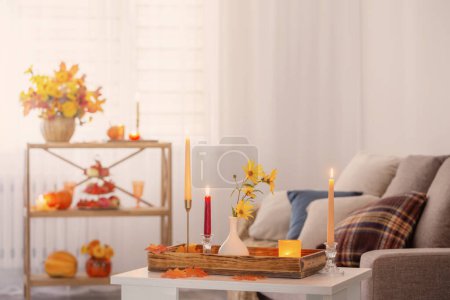 Téléchargez les photos : Belle décoration automnale dans la maison intérieur blanc - en image libre de droit