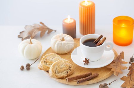Téléchargez les photos : Tasse de café blanc avec décor confortable sur la table blanche - en image libre de droit