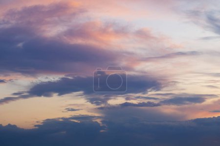Foto de Hermoso cielo con nubes al atardecer - Imagen libre de derechos