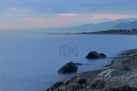 Téléchargez les photos : Paysage nocturne bleu avec mer et montagnes - en image libre de droit