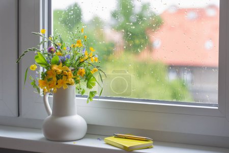 Téléchargez les photos : Fleurs d'été en cruche blanche sur le rebord de la fenêtre - en image libre de droit