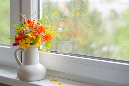 Téléchargez les photos : Fleurs d'été en cruche blanche sur le rebord de la fenêtre - en image libre de droit