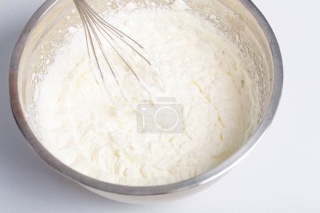 Téléchargez les photos : Crème fouettée blanche dans un bol en métal - en image libre de droit