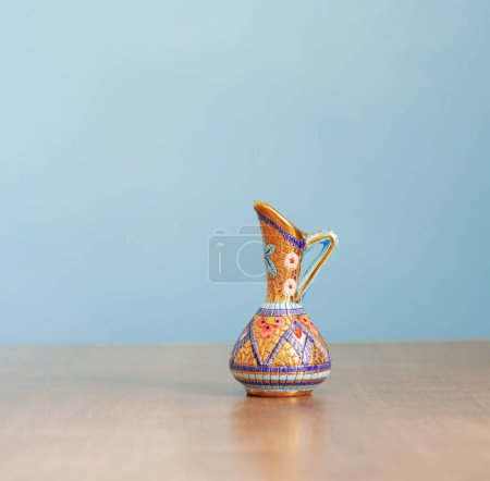 Téléchargez les photos : Petite cruche indienne vide sur table en bois - en image libre de droit