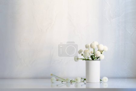 Téléchargez les photos : Chrysanthèmes blancs dans un vase sur fond blanc - en image libre de droit