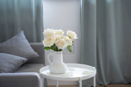 Téléchargez les photos : Bouquet de roses blanches en cruche blanche à l'intérieur moderne - en image libre de droit