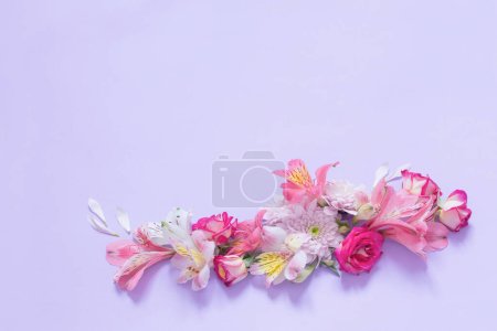 Foto de Alstroemeriay crisantemos flores sobre fondo violeta - Imagen libre de derechos