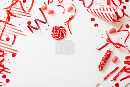 Téléchargez les photos : Fond d'anniversaire avec des decotations d'anniversaire en papier rouge et blanc - en image libre de droit