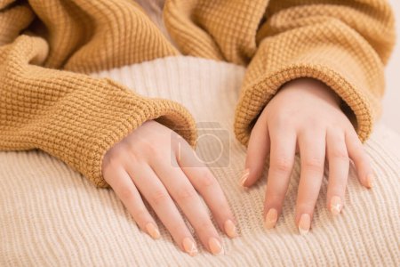 Téléchargez les photos : Mains de femmes avec manucure avec couverture tricotée - en image libre de droit