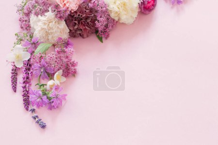 Téléchargez les photos : Belles fleurs d'été sur fond de papier rose - en image libre de droit