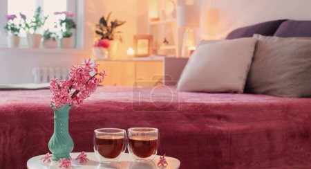 Téléchargez les photos : Deux verres thermo de café sur table blanche dans la chambre rose - en image libre de droit