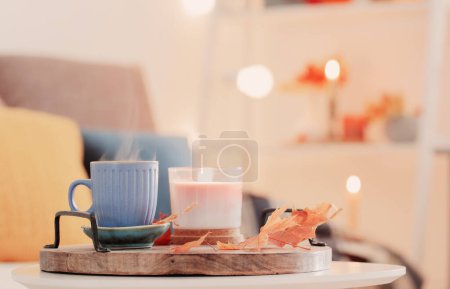 Foto de Taza de café en interior acogedor con decoración otoñal - Imagen libre de derechos