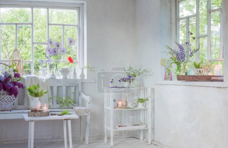 Foto de Interior vintage blanco con flores - Imagen libre de derechos