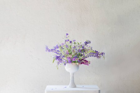 Téléchargez les photos : Bouquet d'été aux couleurs bleu et violet sur fond blanc - en image libre de droit