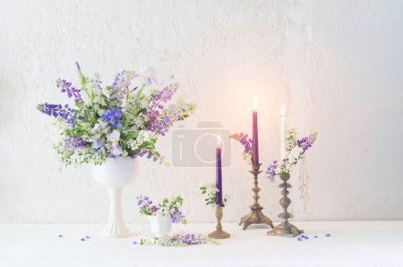 Téléchargez les photos : Fleurs et bougies sur fond blanc mur - en image libre de droit