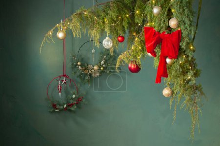 Foto de Decoración de Navidad roja y dorada sobre fondo oscuro - Imagen libre de derechos