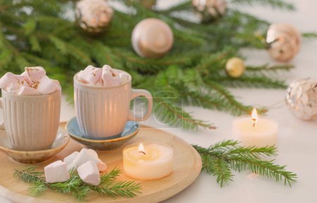 Foto de Dos tazas de café con malvavisco y ramas de abeto de Navidad - Imagen libre de derechos