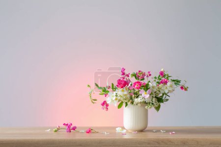 Téléchargez les photos : Fleurs d'été en tasse en céramique sur fond clair - en image libre de droit