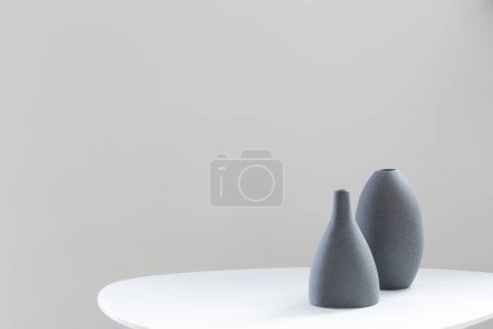 Téléchargez les photos : Deux vases noirs à l'intérieur blanc - en image libre de droit
